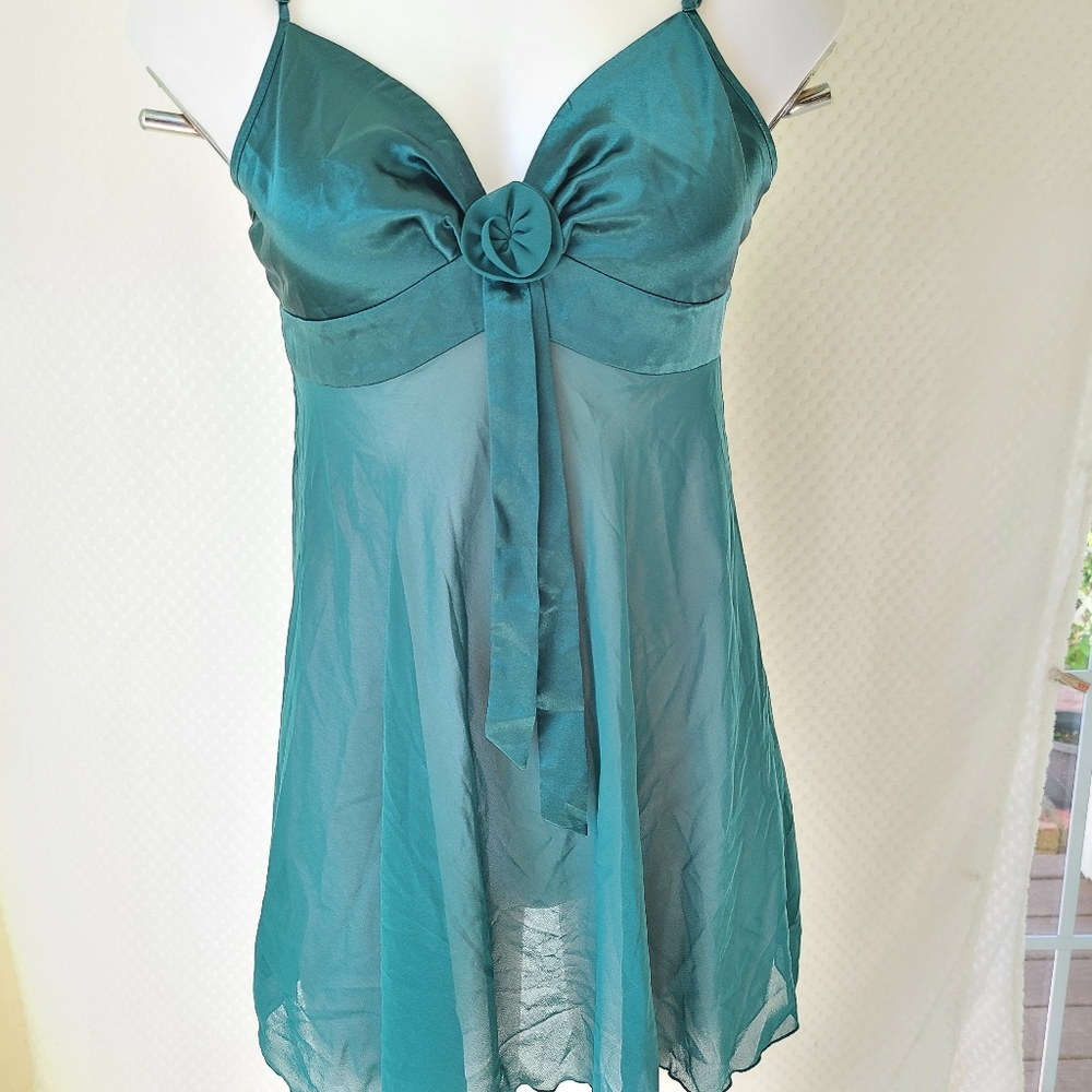 VS•Vintage Satiny Emerald Slip w/ Bust Decoration